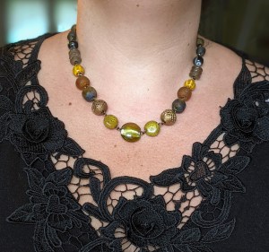 bijoux-alexyell-collier-boucles-d-oreilles-parures-diverses-perles-artisanales-du-ghana-EPE815Flanie.jpg